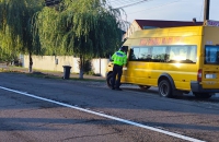 ACȚIUNE A POLIȚIȘTILOR RUTIERI DIN CADRUL INSPECTORATULUI DE POLIȚIE JUDEȚEAN NEAMȚ PENTRU VERIFICAREA MICROBUZELOR ȘCOLARE
