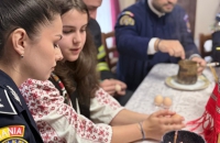 ATELIER DE ÎNCONDEIAT OUĂ LA PAROHIA PODOLENI ȘES – TRADIȚII ÎMPĂRTĂȘITE ÎN PRAG DE PAȘTE