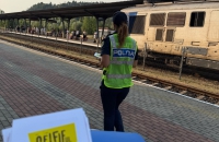 SELFIE-UL PE TREN IA VIEȚI, NU LIKE-URI!